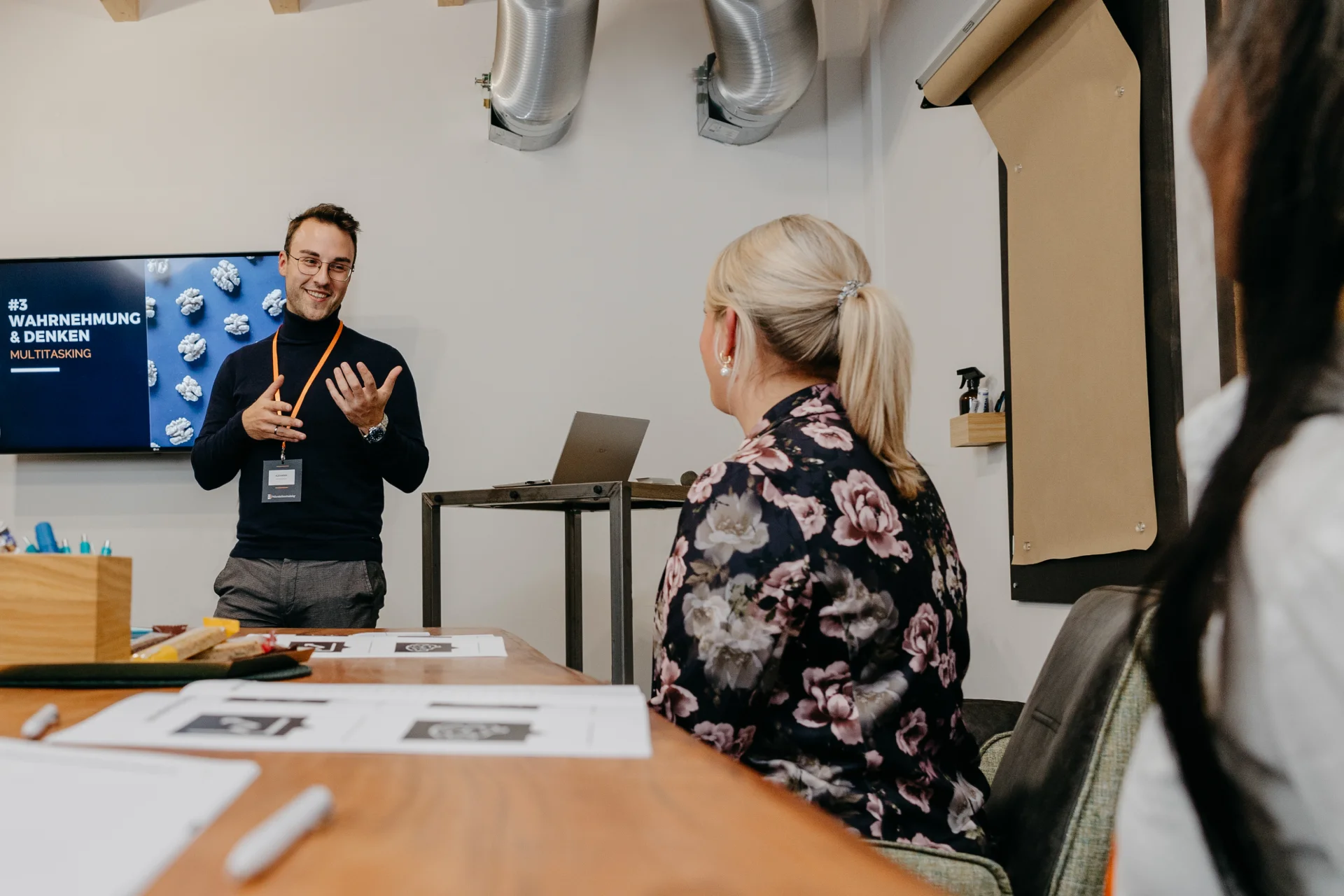 mann-präsentiert-lachend-im-seminar