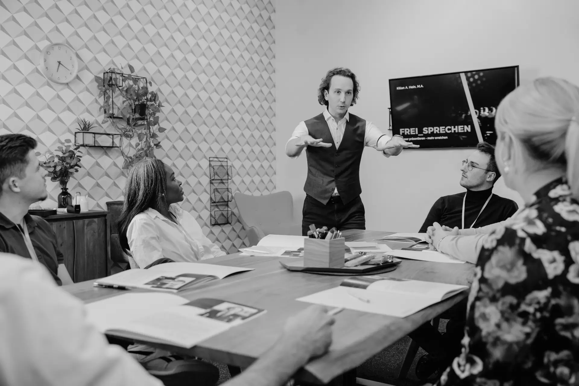 Kilian Hein erklärt einer Seminargruppe eine Technik für freies Sprechen