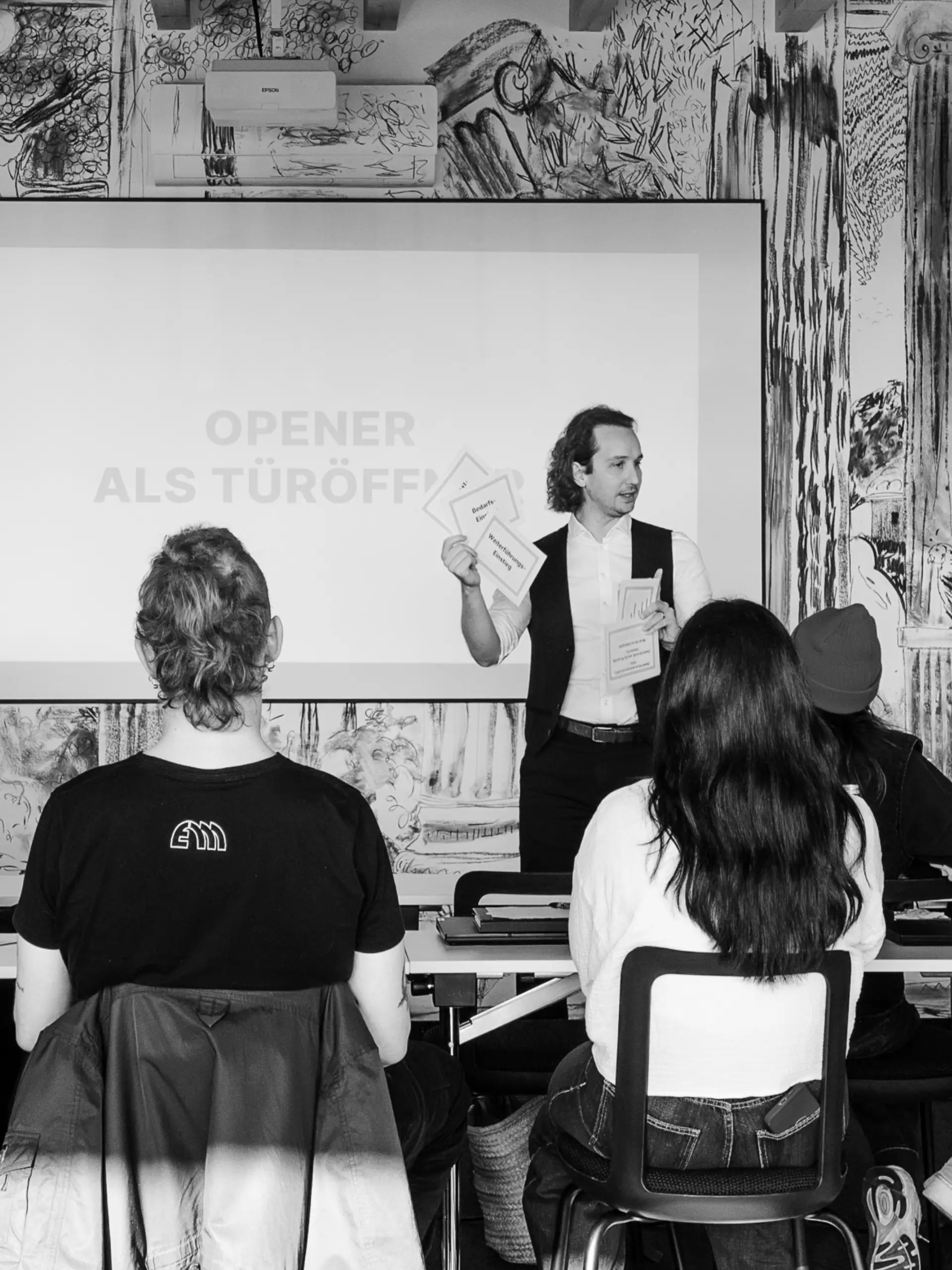 Kilian Hein erklärt einer Seminargruppe wirkungsvolle Einstiege für Präsentationen