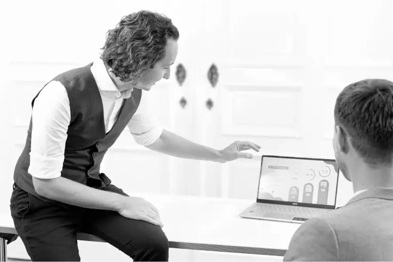 Kilian Hein bespricht eine Präsentationsanalyse mit einem Coaching-Teilnehmer