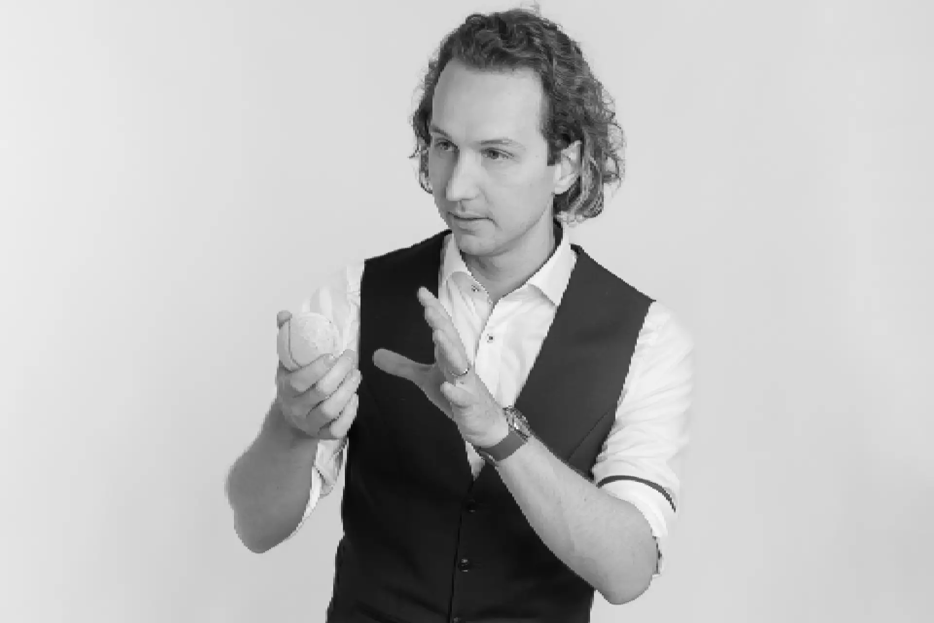 Kilian Hein erklärt mit Gesten eine Präsentationstechnik